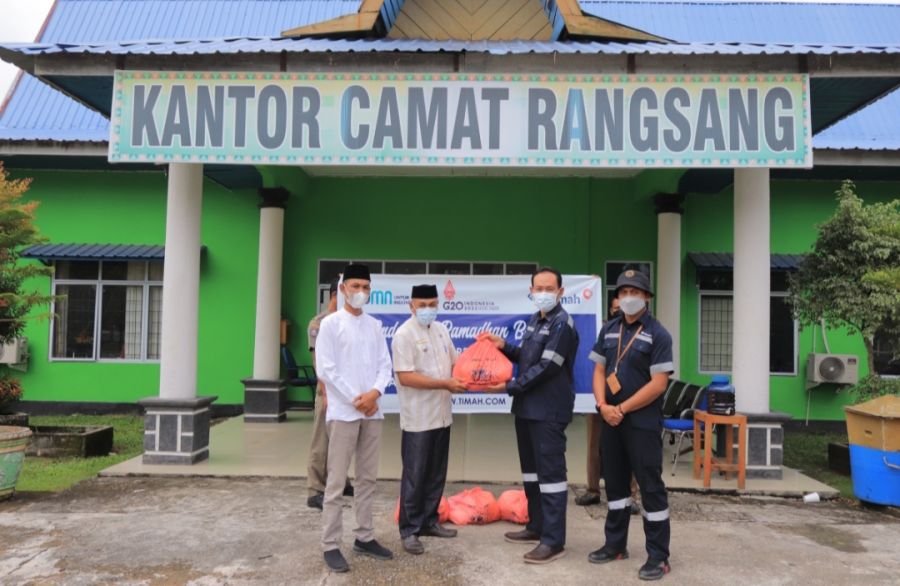 Berkah Ramadhan, PT Timah Bagikan Ratusan Paket Sembako di Kecamatan Rangsang